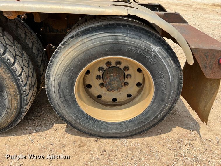 image for item DJ0832 1995 Mack CH613  semi truck