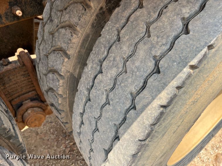 image for item DJ0832 1995 Mack CH613  semi truck