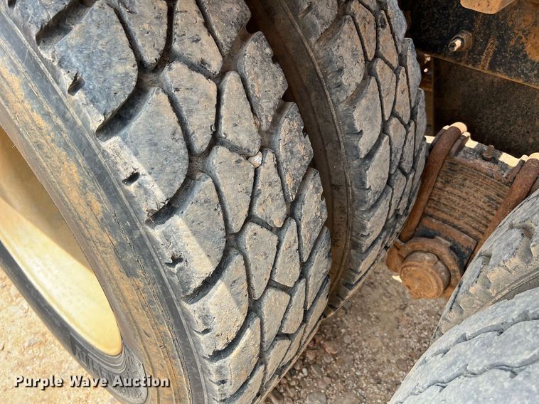 image for item DJ0832 1995 Mack CH613  semi truck