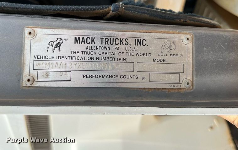 image for item DJ0832 1995 Mack CH613  semi truck