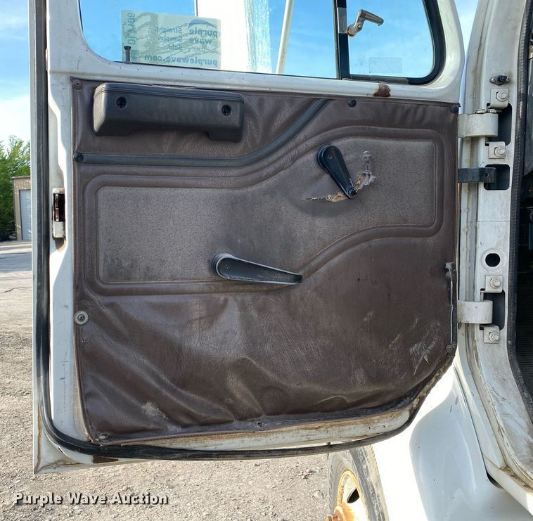 image for item DL7196 1998 International 8100  semi truck