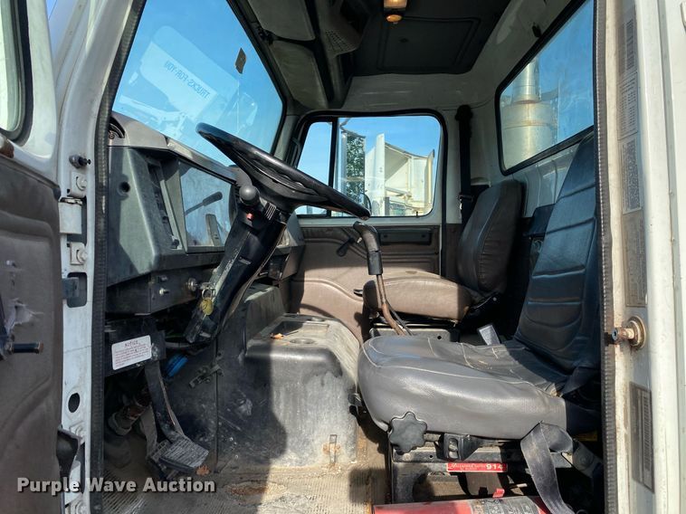 image for item DL7196 1998 International 8100  semi truck