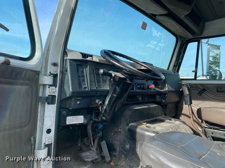 image for item DL7196 1998 International 8100  semi truck