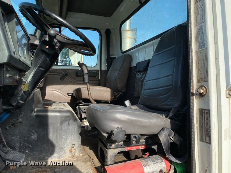 image for item DL7196 1998 International 8100  semi truck