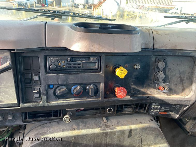 image for item DL7196 1998 International 8100  semi truck