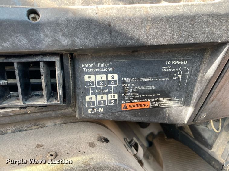 image for item DL7196 1998 International 8100  semi truck