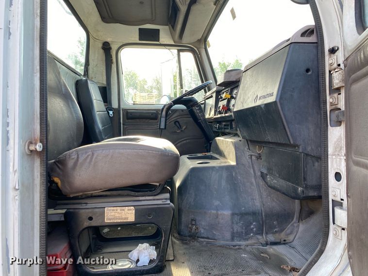 image for item DL7196 1998 International 8100  semi truck