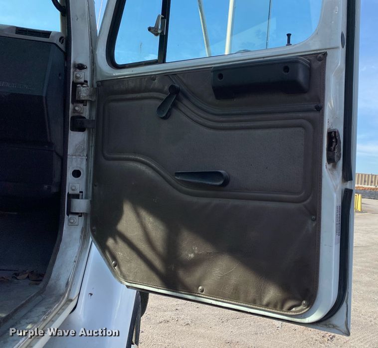 image for item DL7196 1998 International 8100  semi truck