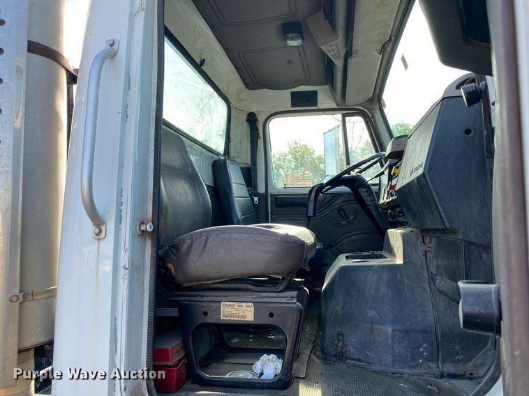 image for item DL7196 1998 International 8100  semi truck