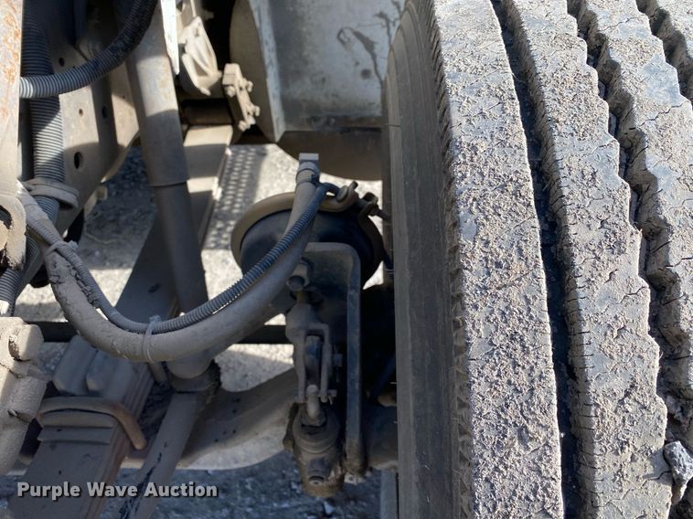 image for item DL7196 1998 International 8100  semi truck