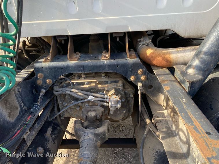 image for item DL7196 1998 International 8100  semi truck