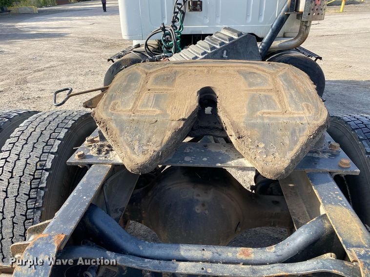 image for item DL7196 1998 International 8100  semi truck