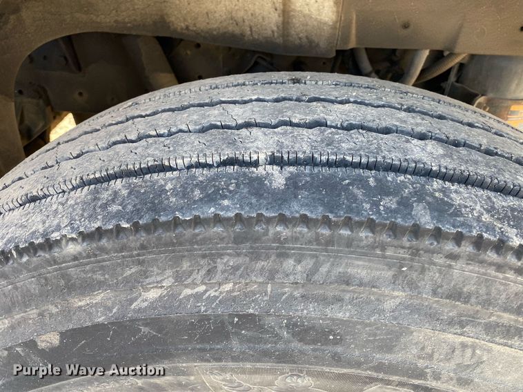 image for item DL7196 1998 International 8100  semi truck