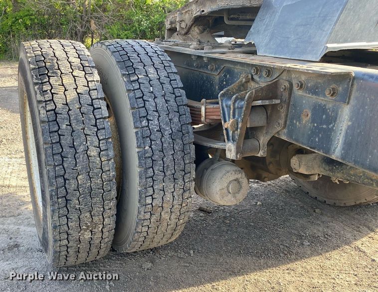 image for item DL7196 1998 International 8100  semi truck