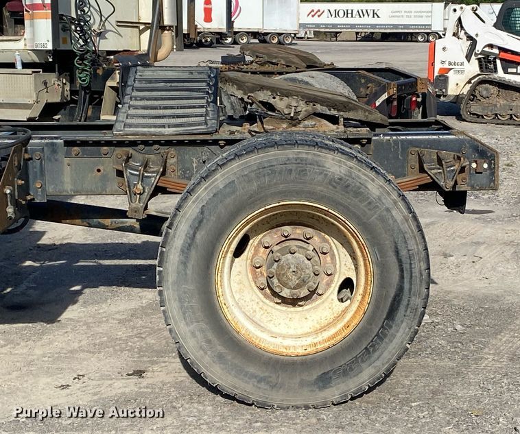 image for item DL7196 1998 International 8100  semi truck