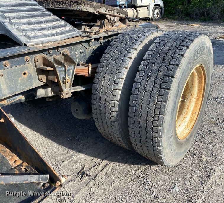 image for item DL7196 1998 International 8100  semi truck