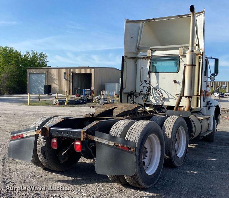 image for item DL7197 1999 International 9200  semi truck