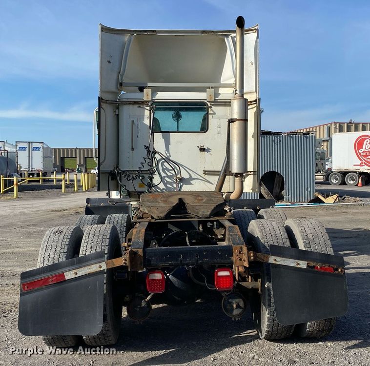 image for item DL7197 1999 International 9200  semi truck