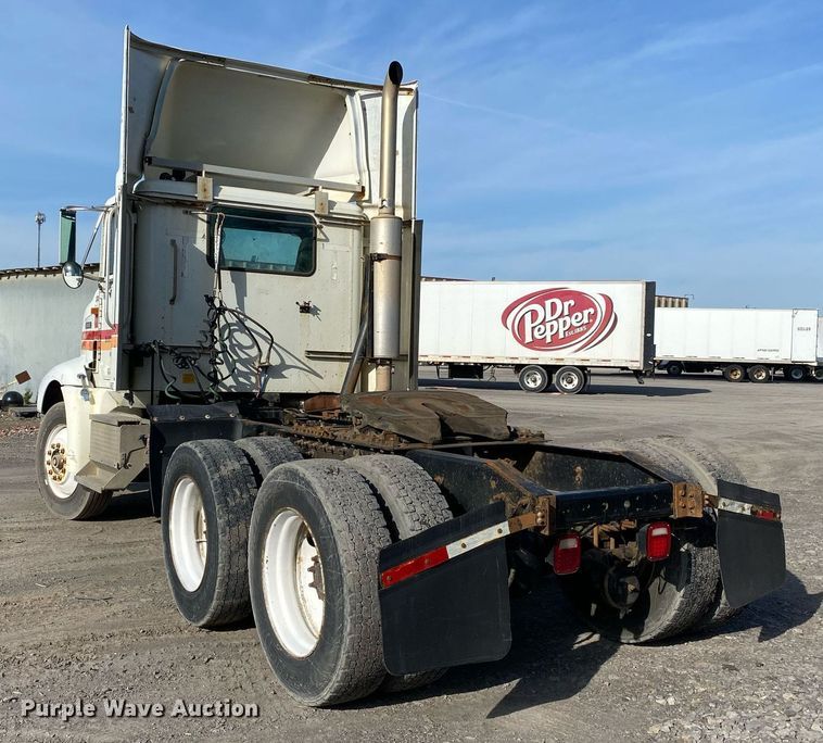 image for item DL7197 1999 International 9200  semi truck