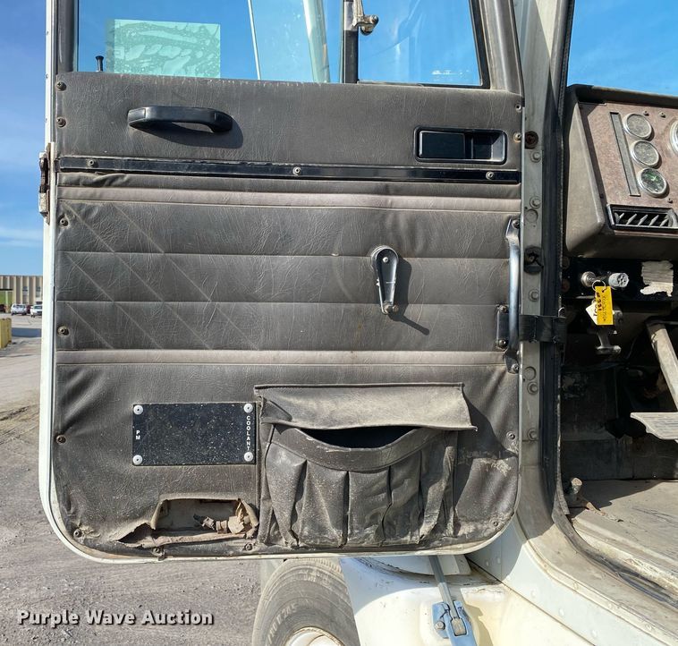 image for item DL7197 1999 International 9200  semi truck