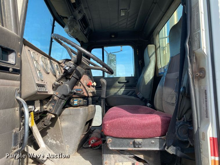 image for item DL7197 1999 International 9200  semi truck