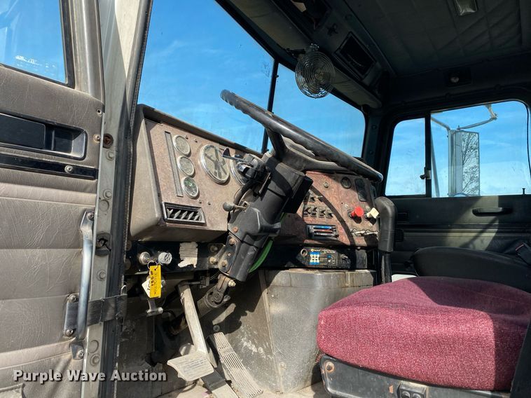 image for item DL7197 1999 International 9200  semi truck