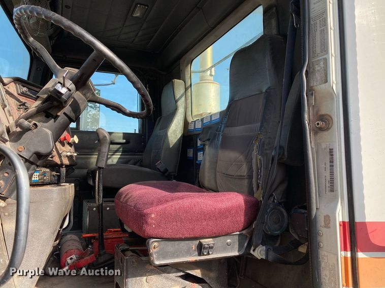 image for item DL7197 1999 International 9200  semi truck