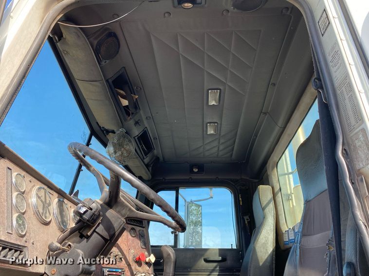 image for item DL7197 1999 International 9200  semi truck