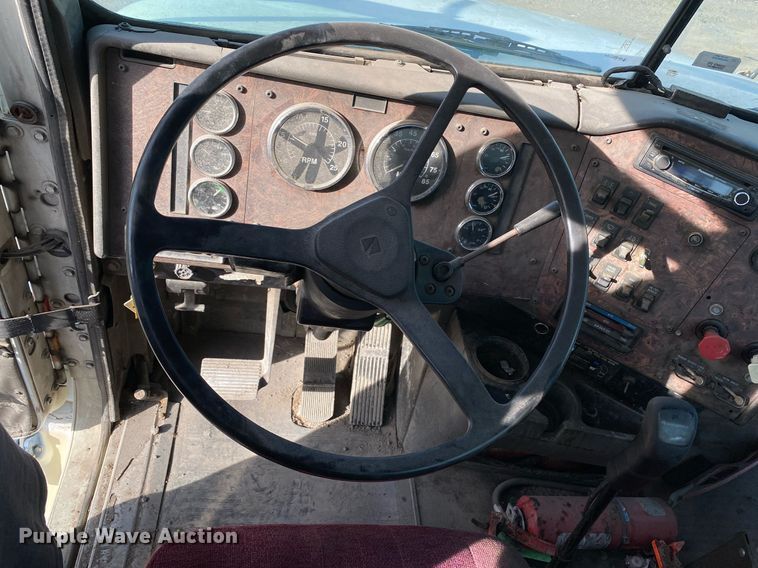 image for item DL7197 1999 International 9200  semi truck