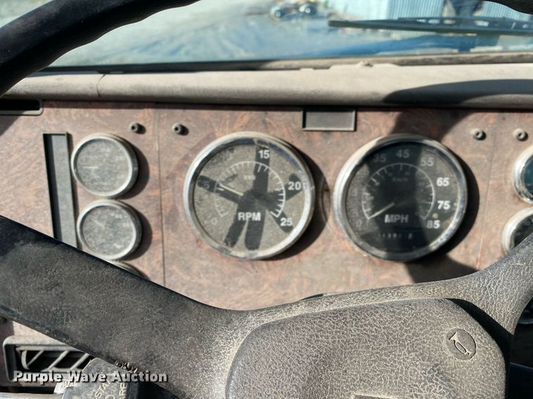 image for item DL7197 1999 International 9200  semi truck