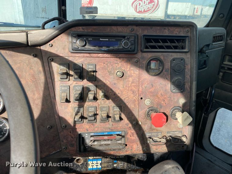 image for item DL7197 1999 International 9200  semi truck