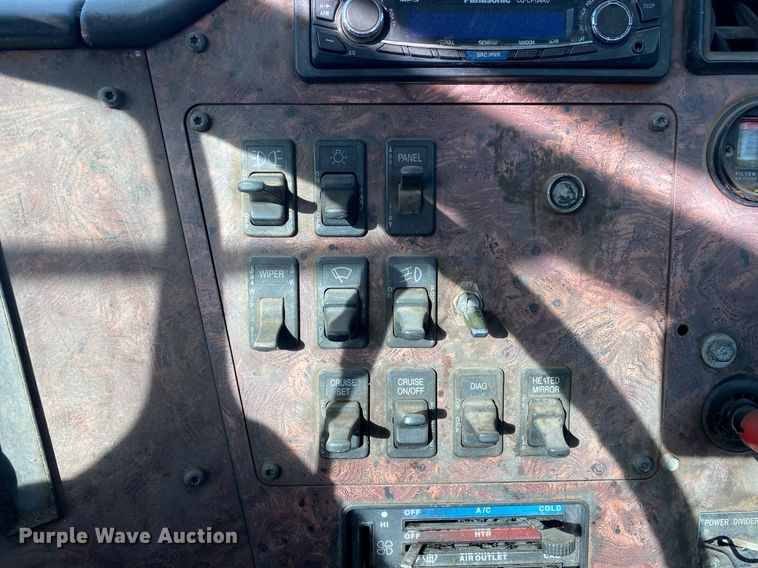 image for item DL7197 1999 International 9200  semi truck