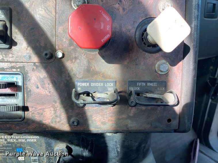 image for item DL7197 1999 International 9200  semi truck