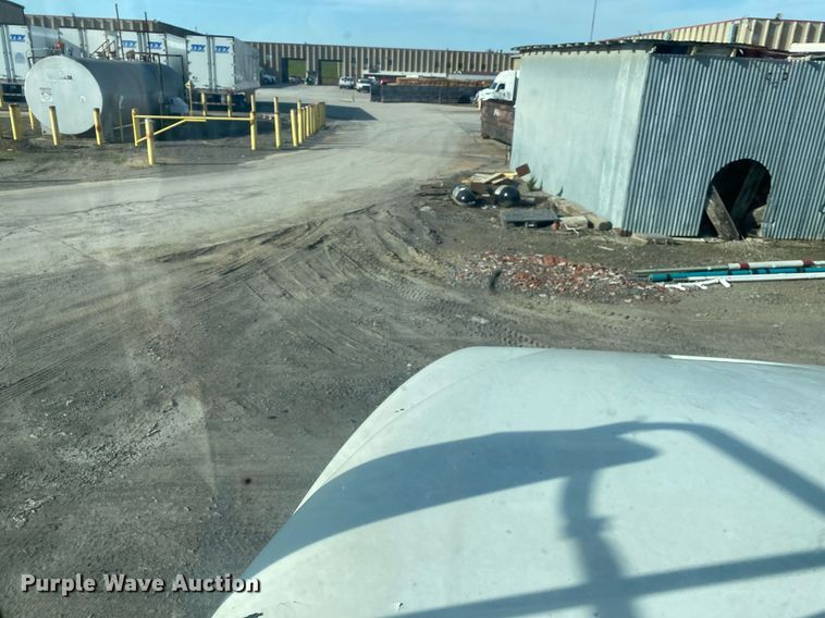 image for item DL7197 1999 International 9200  semi truck