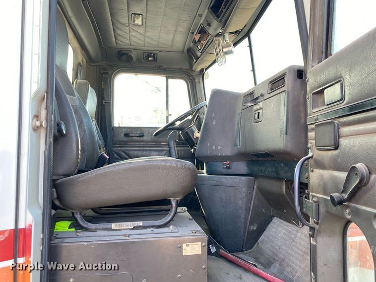 image for item DL7197 1999 International 9200  semi truck