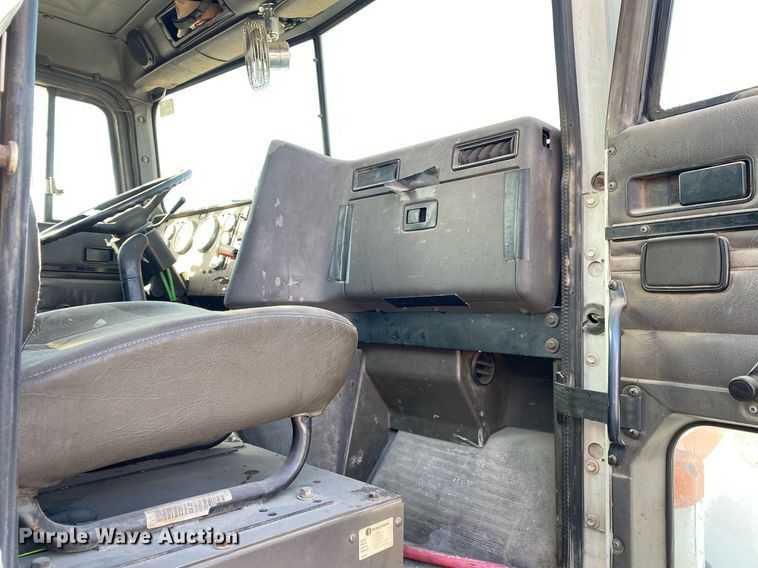 image for item DL7197 1999 International 9200  semi truck