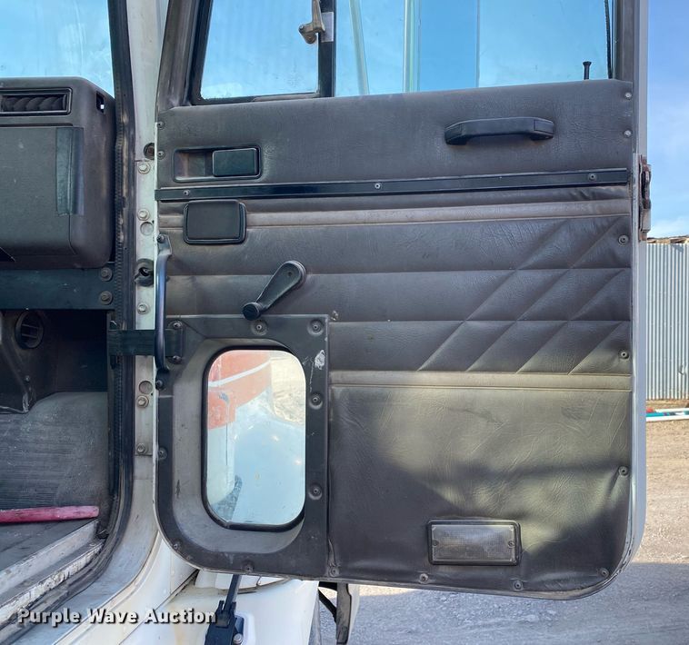 image for item DL7197 1999 International 9200  semi truck