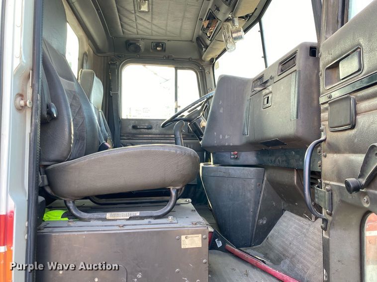 image for item DL7197 1999 International 9200  semi truck