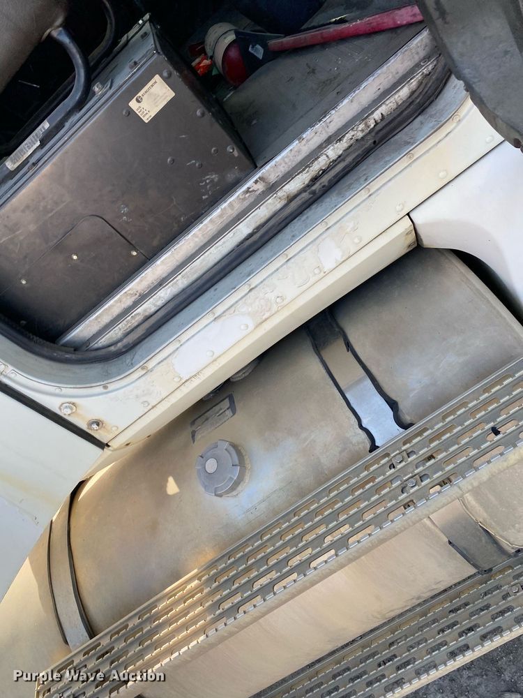 image for item DL7197 1999 International 9200  semi truck