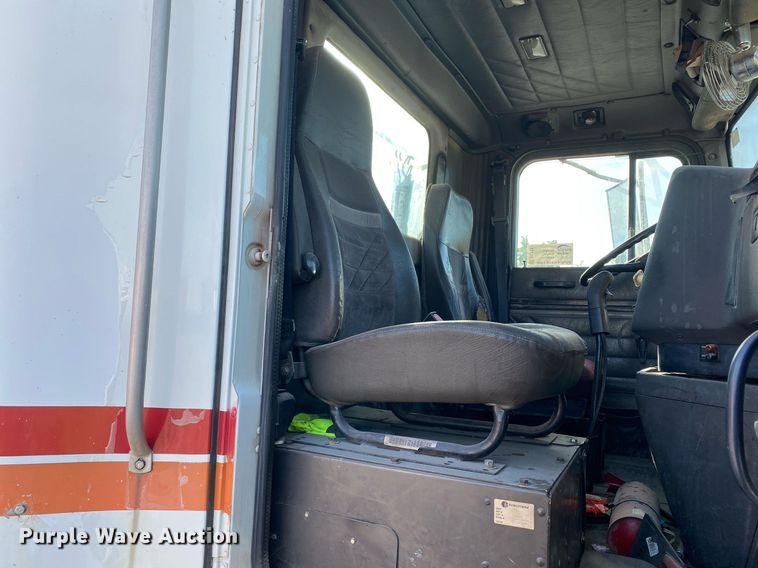 image for item DL7197 1999 International 9200  semi truck