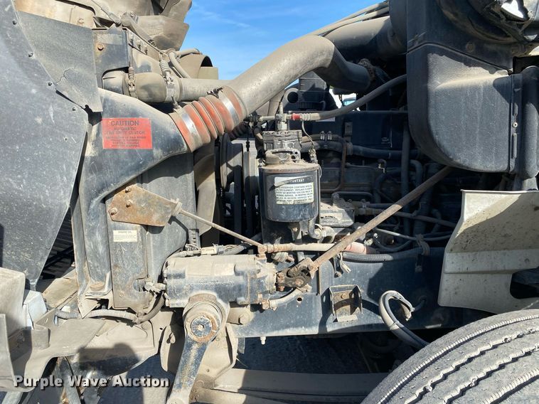 image for item DL7197 1999 International 9200  semi truck