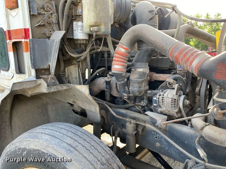 image for item DL7197 1999 International 9200  semi truck