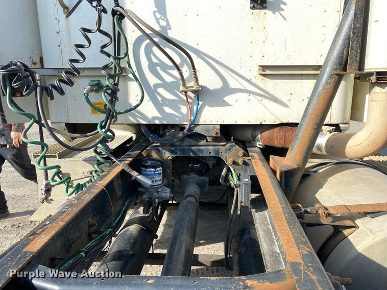 image for item DL7197 1999 International 9200  semi truck