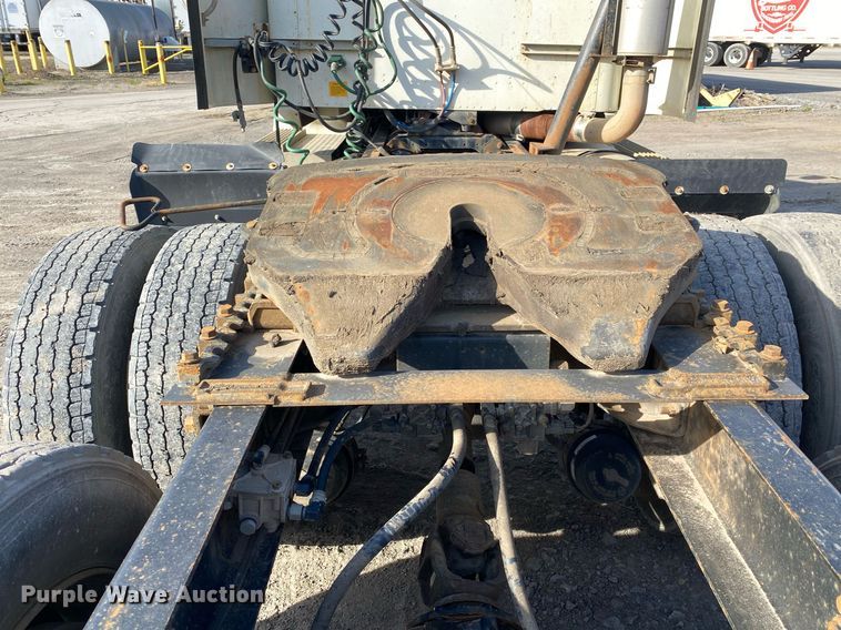 image for item DL7197 1999 International 9200  semi truck