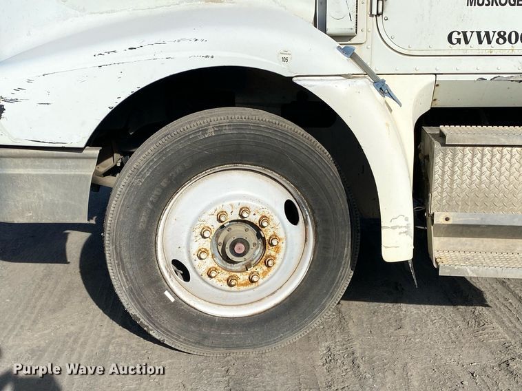 image for item DL7197 1999 International 9200  semi truck