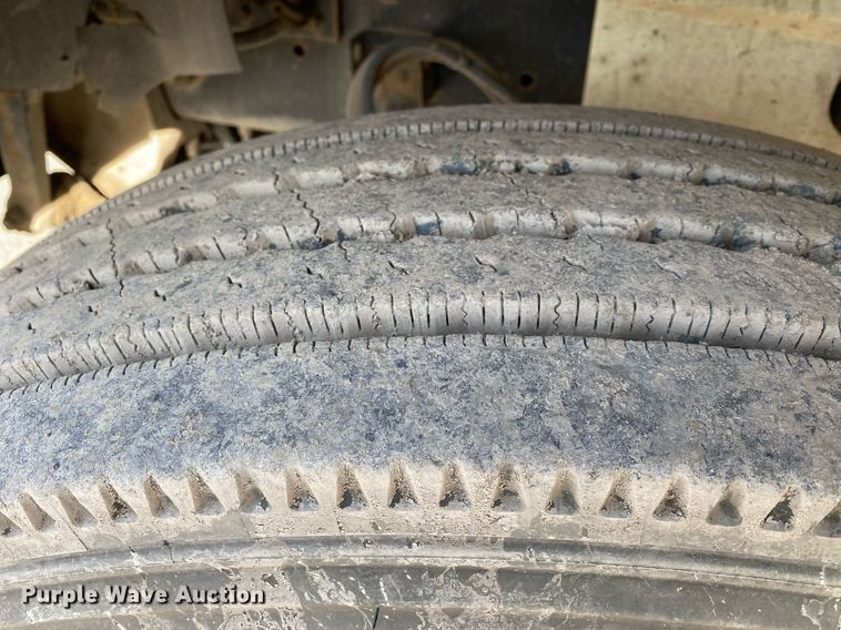 image for item DL7197 1999 International 9200  semi truck