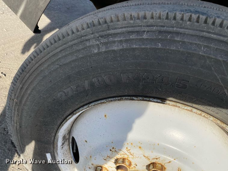 image for item DL7197 1999 International 9200  semi truck