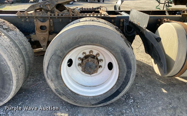 image for item DL7197 1999 International 9200  semi truck