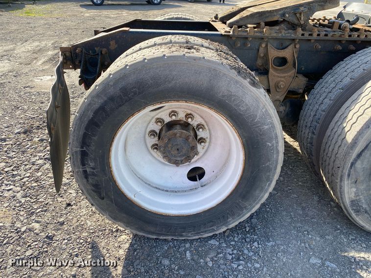 image for item DL7197 1999 International 9200  semi truck