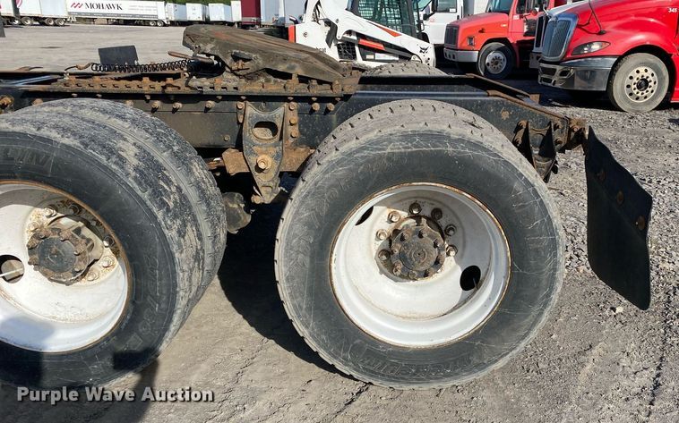 image for item DL7197 1999 International 9200  semi truck